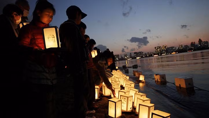 Đèn lồng được thả trên vùng vịnh Tokyo, Nhật Bản để tưởng nhớ các nạn nhân vụ thảm họa động đất sóng thần
