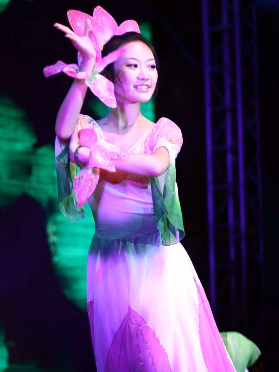Duyên dáng với múa hoa sen