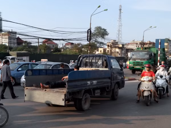 Chiếc xe tải bất đắc dĩ mang nạn nhân đi cấp cứu