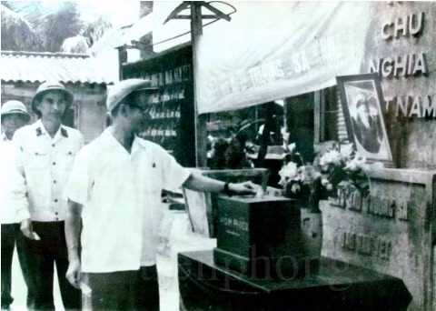 Ông Hồ Ngọc Nhường, Chủ tịch UBND tỉnh Phú Khánh (cũ) và lãnh đạo Quân chủng Hải quân tham gia bầu cử HĐND huyện Trường Sa khóa I tại đảo Nam Yết, tháng 4/1983 - ảnh tư liệu