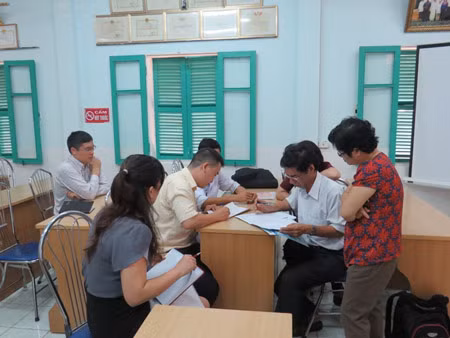 Đoàn chuyên gia của Bộ Y tế đang tiến hành rà soát quy trình nhập, bảo quản và sử dụng vắc xin tại Bệnh viện Đa khoa huyện Hướng Hóa