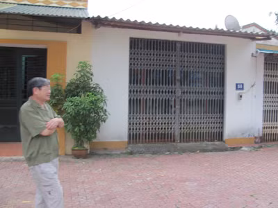Ông Khản trước căn nhà vợ chồng Chung - Liên thế chấp để vay 1 tỷ đồng. Ông Khản trước căn nhà vợ chồng Chung - Liên thế chấp để vay 1 tỷ đồng