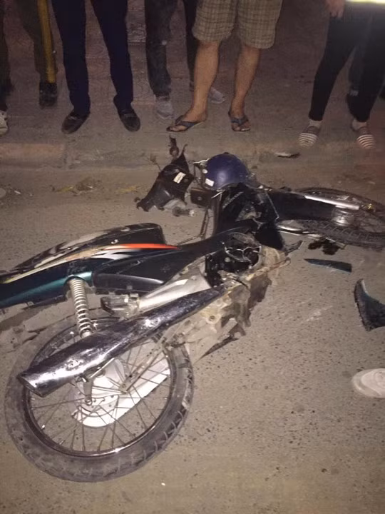 Xe điên kéo lê hàng trăm mét, người đàn ông bị thương nặng ảnh 1