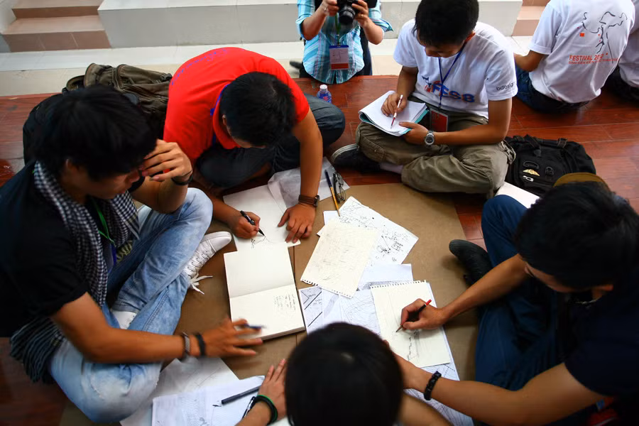 Cuộc thi ý tưởng kiến trúc có chủ đề “Thành cổ Điện Hải trong lòng thành phố hiện đại” dành cho SV năm 4-5 và “Đà Nẵng đón chào bè bạn” dành cho SV năm 2-3. Một nhóm đang cùng trao đổi và làm phác thảo.