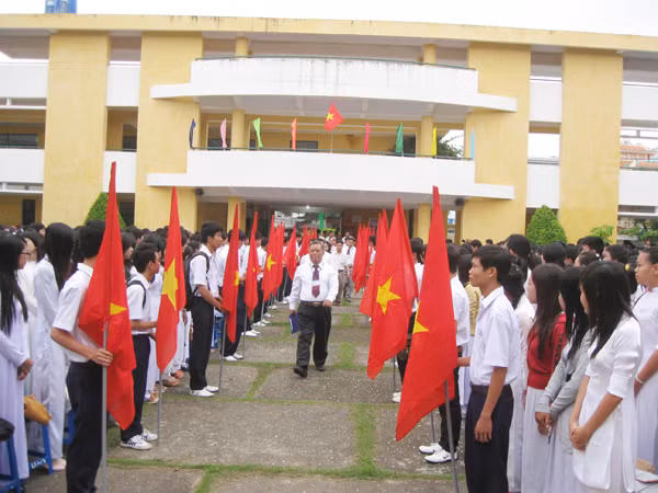Đón khách mời tại trường Hoàng Diệu