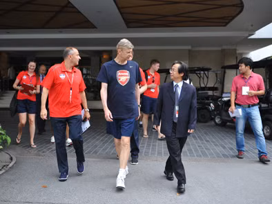 Ông Nguyễn Lân Trung, PCT LĐBĐ Việt Nam tháp tùng ông Wenger