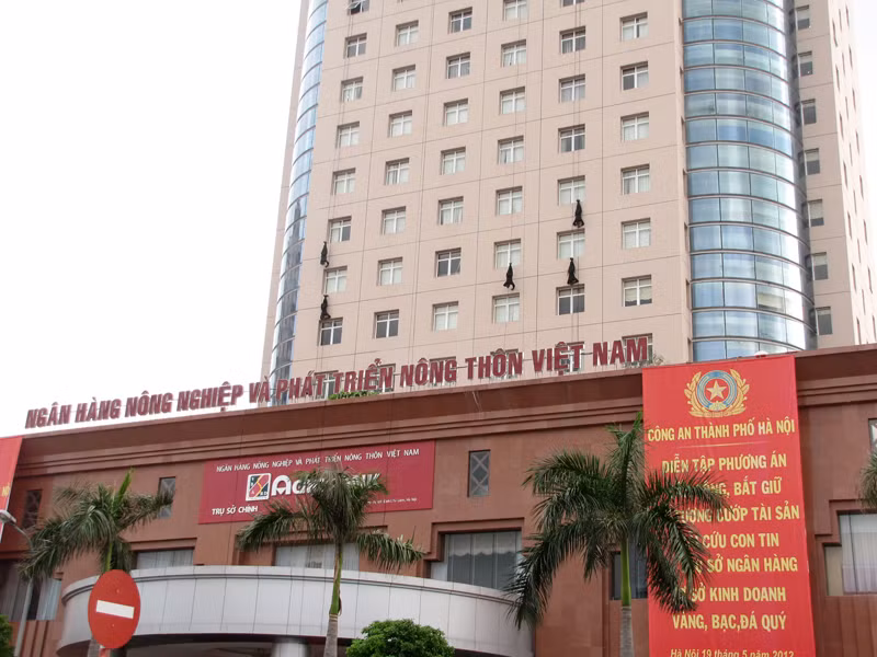 Công an Hà Nội đã lập ban chỉ huy tiền phương tại chỗ để giải cứu con tin. Các mũi tác chiến gồm trinh sát bắn tỉa, lực lượng đặc nhiệm nhanh chóng triển khai bao vây toàn bộ khu vực