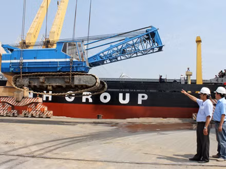 Ngày 4/2 Tập đoàn HAGL bắt đầu đưa 1.300 tấn máy móc, trang thiết bị xây dựng chuyên dụng từ Việt Nam sang Thành phố Yangon bằng đường thủy để phục vụ dự án phức hợp 300 triệu USD tại Myanmar. Ảnh: Vũ Lê