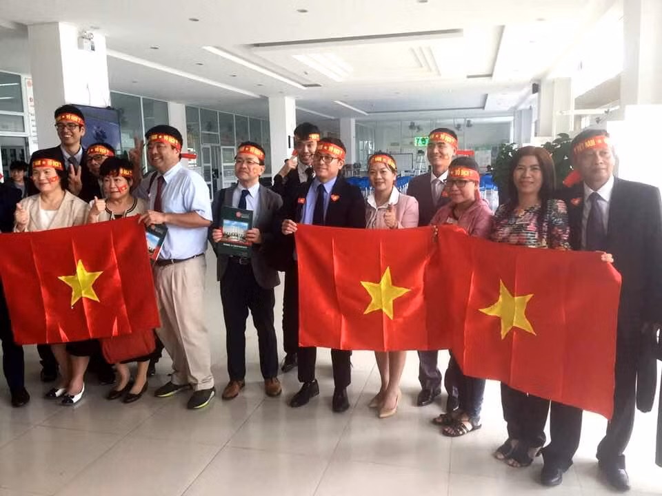 Vừa cổ vũ U23 Việt Nam, vừa gây quỹ vé xe Tết cho bạn nghèo ảnh 2