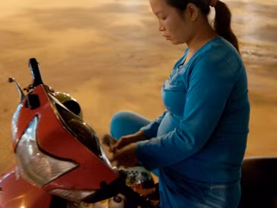 ...Và đếm tiền móc được từ túi ông lão bán kẹo cao su. ...Và đếm tiền móc được từ túi ông lão bán kẹo cao su