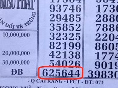 Tờ vé dò trúng thưởng (vòng đỏ) giải đặc biệt 1,5 tỷ đồng, làm rúng động cả Cần Thơ