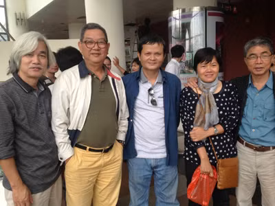 Từ trái sang: Nhà phê bình văn học Phạm Xuân Nguyên, NSND Nguyễn Hữu Tuấn, vợ chồng đạo diễn Thanh Vân –Nhuệ Giang và nhà văn Trung Trung Đỉnh tại buổi chiếu ra mắt phim Lạc lối sáng 16/3 tại Trung tâm chiếu phim quốc gia. Ảnh: Võ Hồng Thu