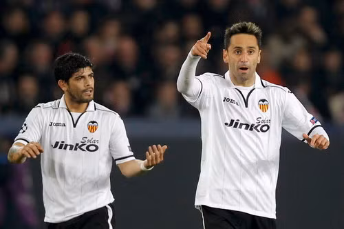 Jonas (bìa phải) giúp Valencia vượt lên dẫn trước PSG 1-0. Ảnh: Reuters