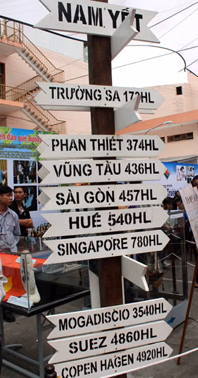 Mô hình cột chỉ hướng và khoảng cách tượng trưng từ đảo Nam Yết thuộc quần đảo Trường Sa đi các tỉnh lân cận và các nơi trên thế giới