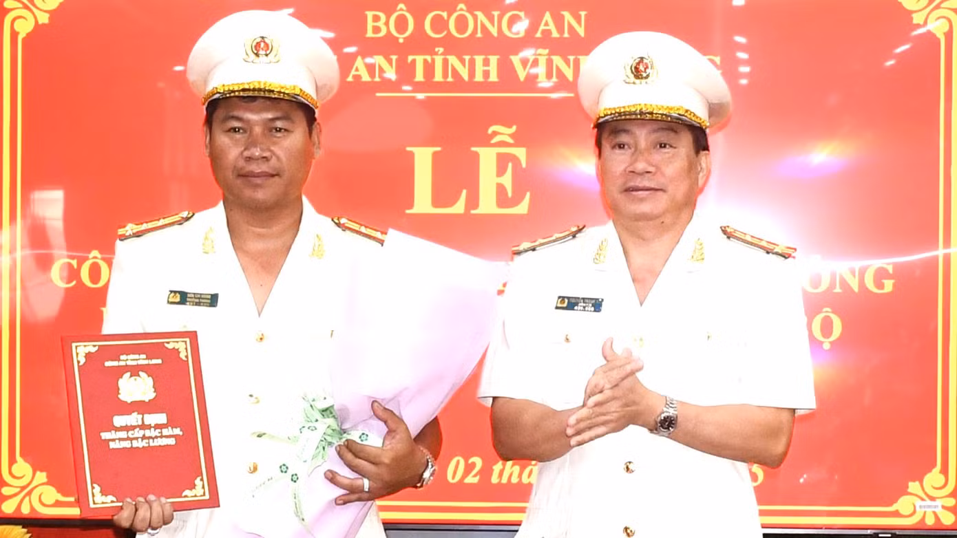 Đại tá Nguyễn Thanh Hải - Giám đốc Công an tỉnh Vĩnh Long trao quyết định cho các Phó Giám đốc.