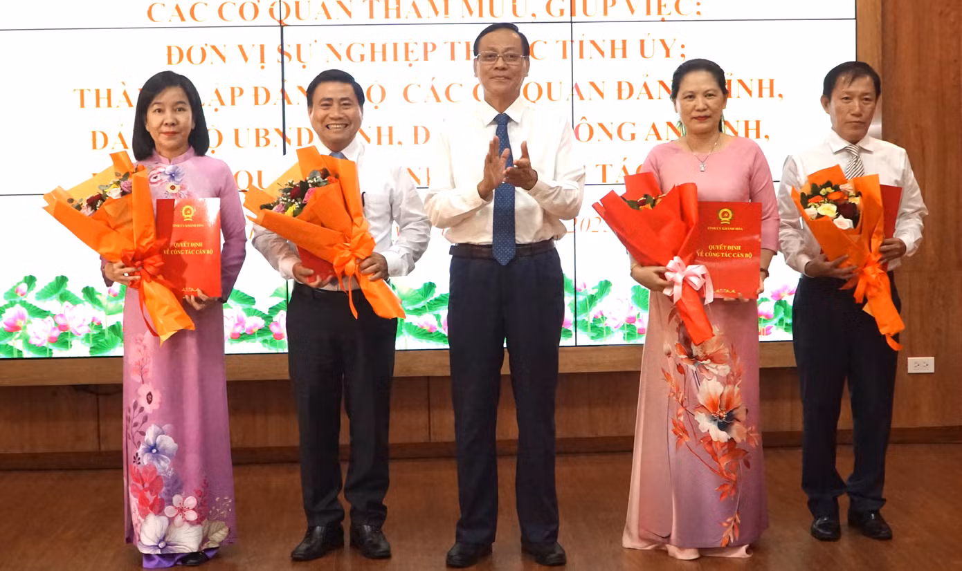 Ông Nguyễn Đức Thanh - Phó Bí thư Tỉnh ủy trao các quyết định và tặng hoa chúc mừng lãnh đạo Ban Tuyên giáo và Dân vận Tỉnh ủy.