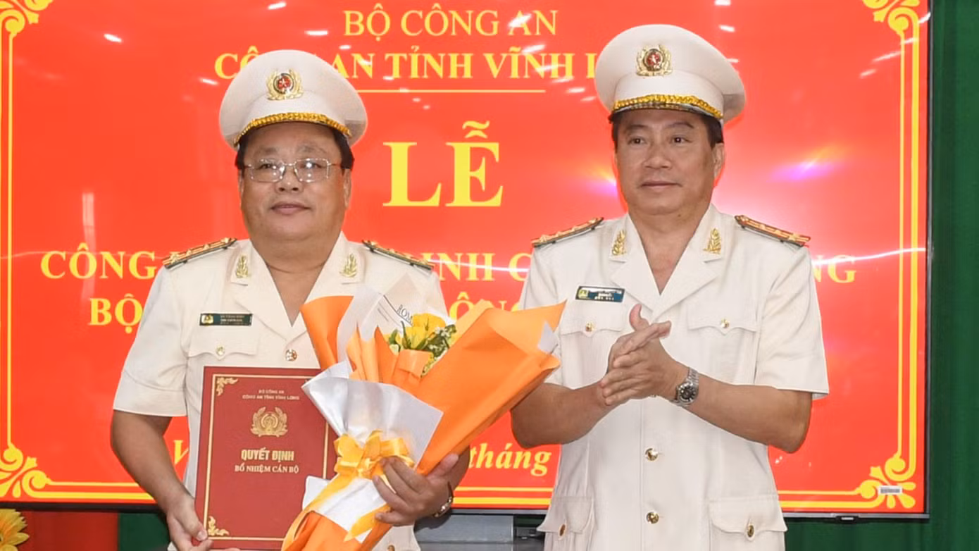 Đại tá Nguyễn Thanh Hải - Giám đốc Công an tỉnh Vĩnh Long trao quyết định cho các Phó Giám đốc.