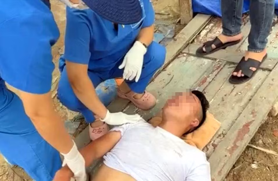 Nam thanh niên được cứu lên bờ. Ảnh: Văn Kiên. Nam thanh niên được cứu lên bờ. Ảnh: Văn Kiên.