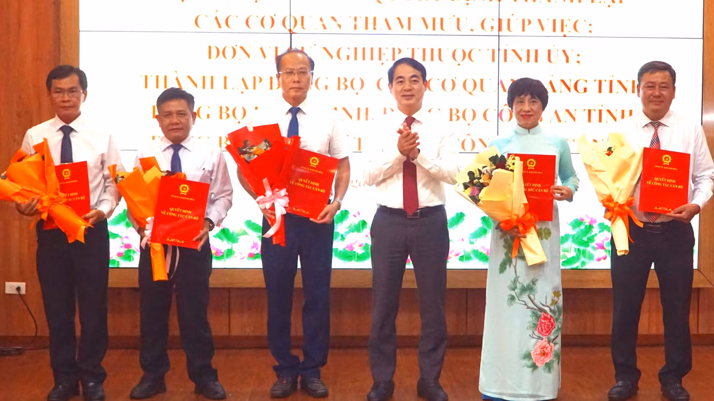 Bí thư tỉnh ủy Khánh Hòa trao quyết định và tặng hoa chúc mừng các lãnh đạo Ban tổ chức Tỉnh ủy.