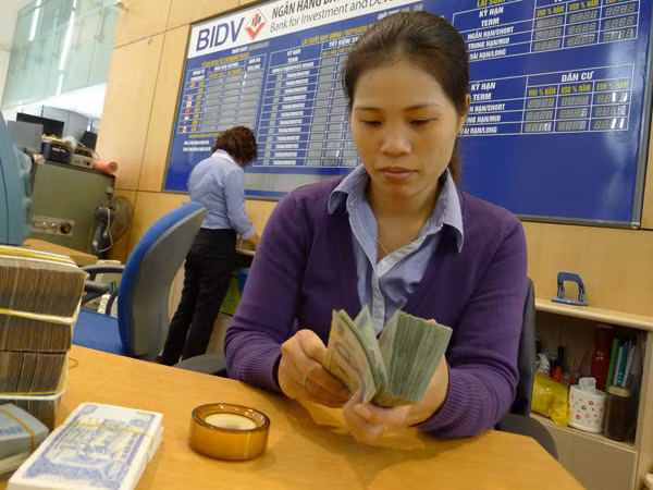 Trong nửa cuối năm 2011, Ngân hàng Đầu tư và Phát triển Việt Nam (BIDV) đã 4 lần giảm lãi suất cho vay Ảnh: X.Phú