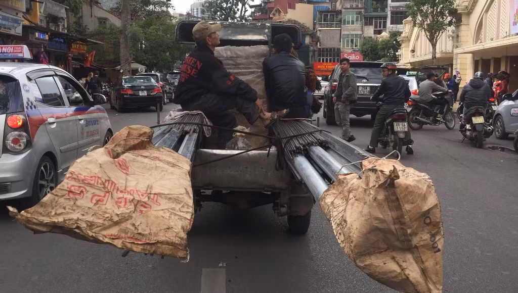 Xe ba bánh chở hàng cồng kềnh lại náo loạn đường phố Hà Nội ảnh 3