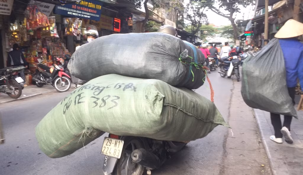 Xe ba bánh chở hàng cồng kềnh lại náo loạn đường phố Hà Nội ảnh 5