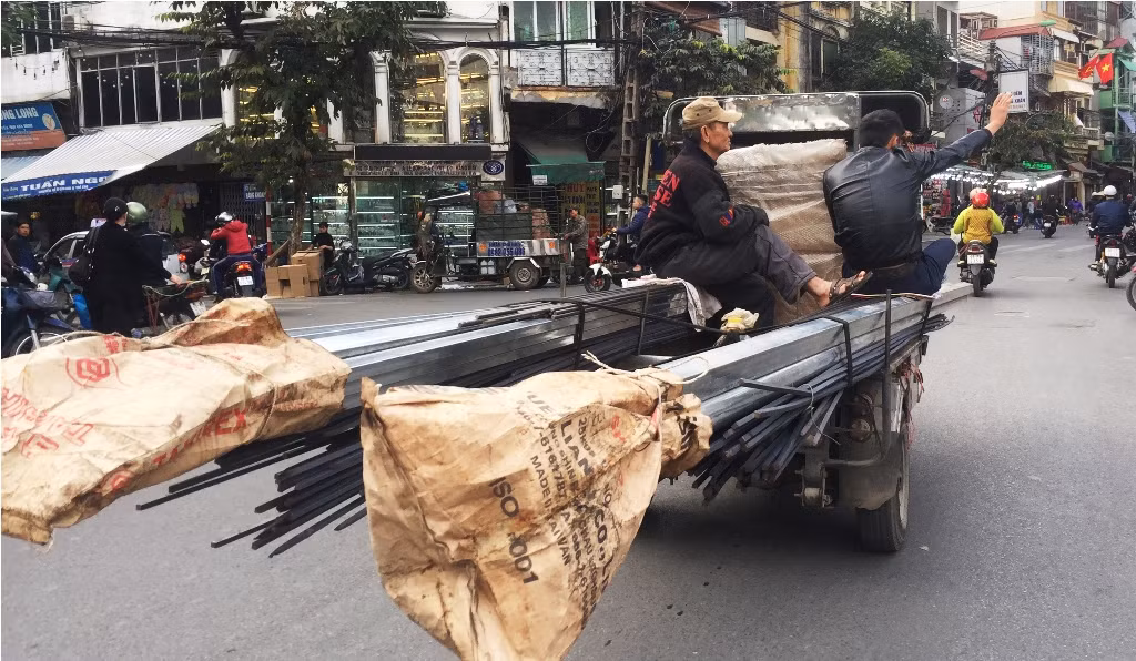 Xe ba bánh chở hàng cồng kềnh lại náo loạn đường phố Hà Nội ảnh 4