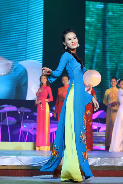 Người đẹp Dương Mỹ Linh duyên dáng với áo dài