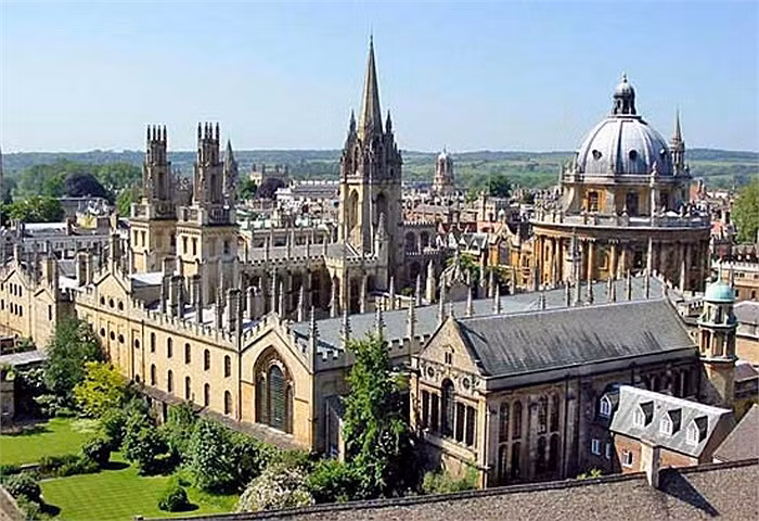 Đại học Oxford (Anh) và là một trong những trường danh tiếng nhất thế giới. Đây cũng là trường đại học lâu đời nhất trong các nước nói tiếng Anh. Đại học Oxford có 39 trường đại học thành viên