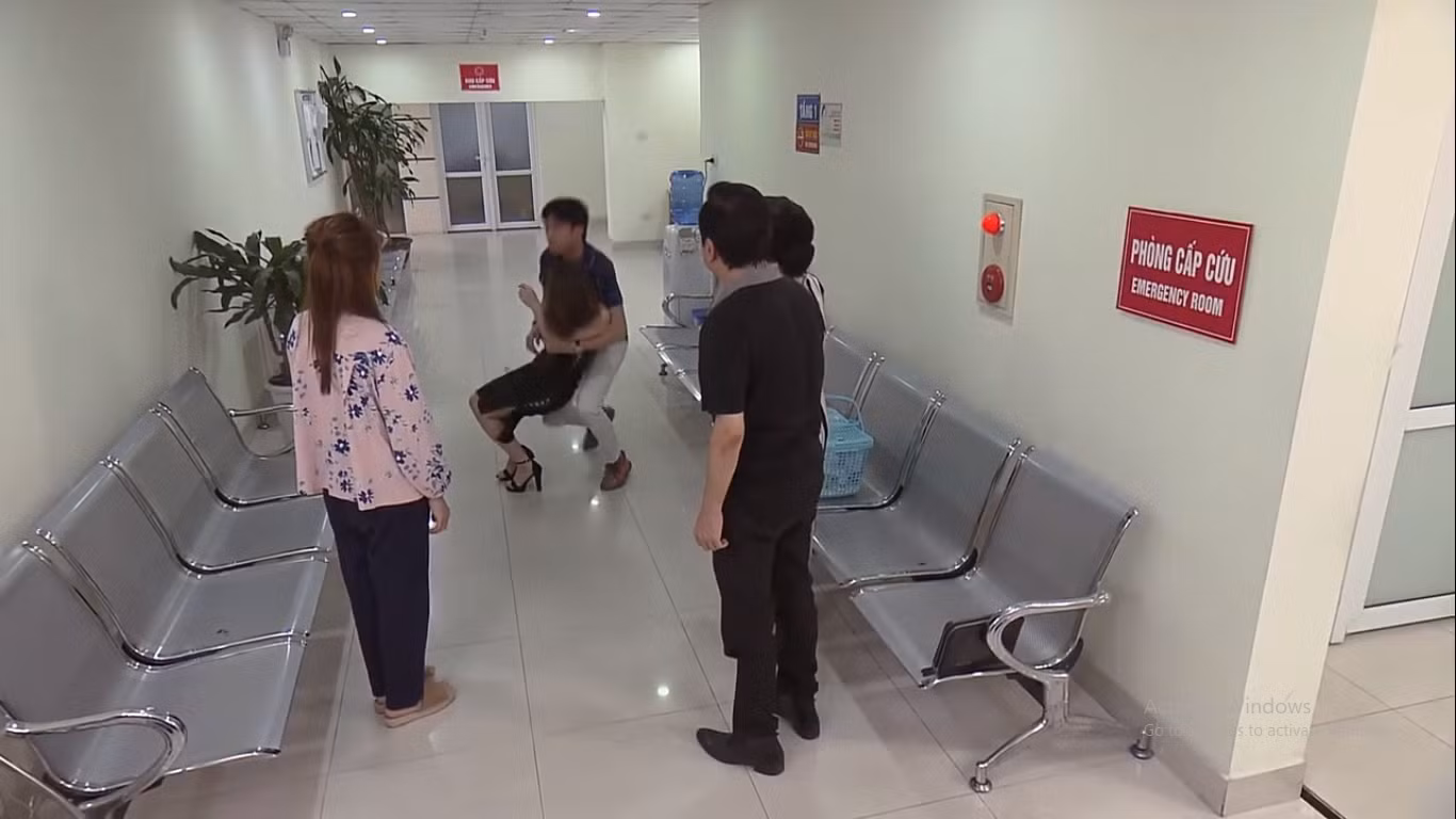 Về nhà đi con tập 64: Vũ bị vợ và bố mẹ bắt gặp đưa kẻ thứ ba đến bệnh viện ảnh 2