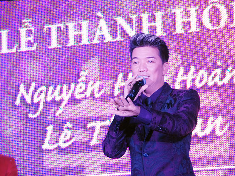 Hàng ngàn người dân thị trấn Tây Sơn tập trung tại nhà chú rể để xem ca sỹ Đàm Vĩnh Hưng biểu diễn tại đám cưới
