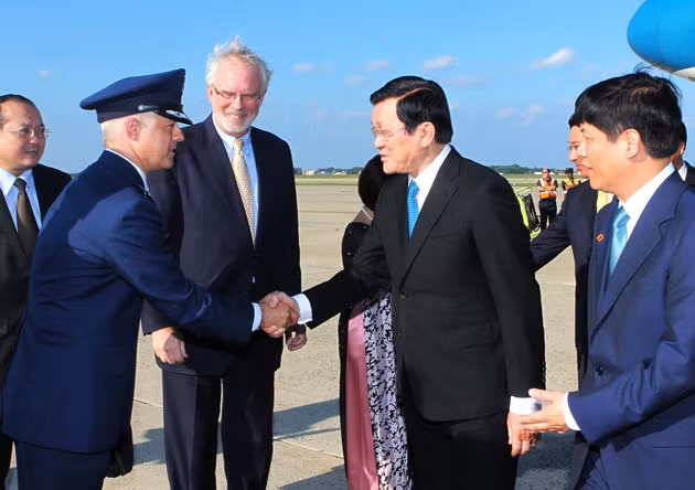 Đại diện Bộ Ngoại giao Hoa Kỳ đón Chủ tịch nước Trương Tấn Sang tại sân bay quân sự Andrew