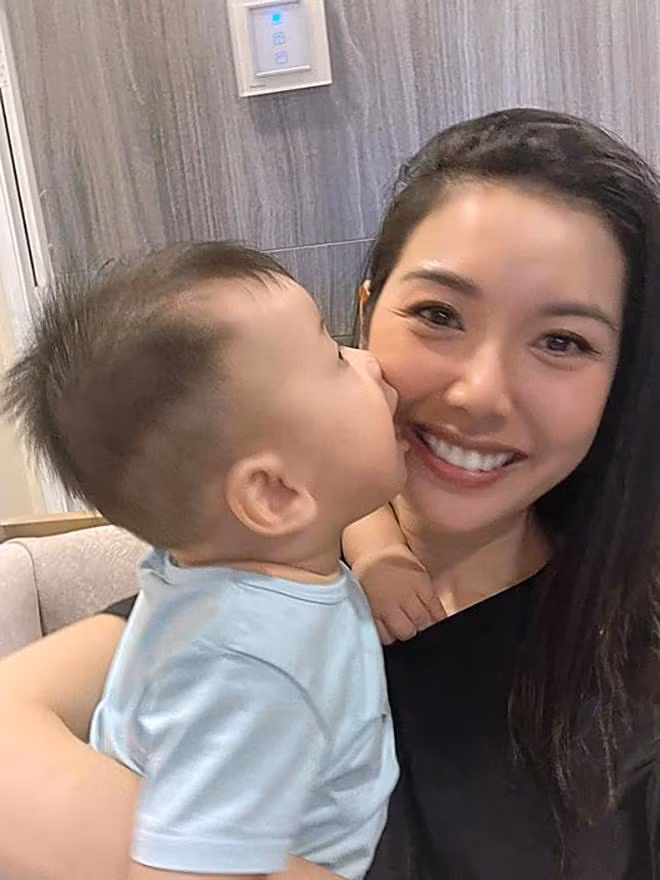 Á hậu Thuý Vân khoe ảnh đáng yêu bên con trai trong những ngày ở nhà chống dịch. Á hậu Thuý Vân khoe ảnh đáng yêu bên con trai trong những ngày ở nhà chống dịch.