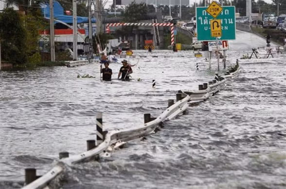 Đường phố Bangkok chìm trong biển nước