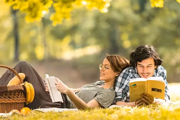 Không dễ gặp hình ảnh hai người yêu nhau cùng đọc sách .
