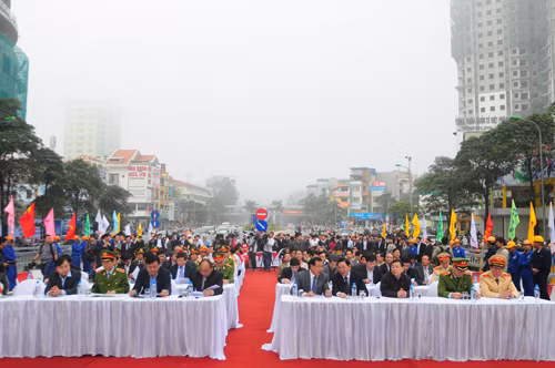 Tham dự lễ thông xe sáng nay có Phó Thủ tướng Chính phủ Nguyễn Xuân Phúc, Bộ trưởng bộ giao thông vận tải Đinh La Thăng, Thứ trưởng Bộ công an Phạm Quý Ngọ cùng đại diện lãnh đạo Thành ủy, HĐND và UBND Thành phố Hà Nội
