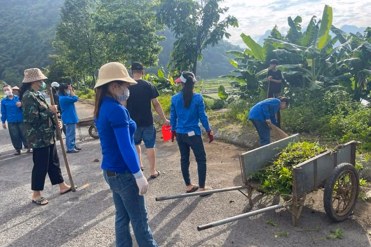 Các hoạt động cụ thể như: Ra quân dọn dẹp vệ sinh môi trường, bóc xoá quảng cáo,... Các hoạt động cụ thể như: Ra quân dọn dẹp vệ sinh môi trường, bóc xoá quảng cáo,...