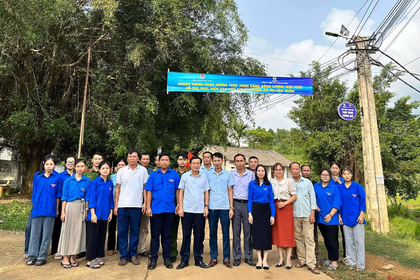 Ngày 29/6, Tỉnh Đoàn Hoà Bình phối với Công ty điện lực tỉnh Hoà Bình, Huyện Đoàn Lạc Sơn tổ chức hoạt động hưởng ứng ngày cao điểm Chiến sĩ tình nguyện xây dựng đô thị Sáng – Xanh – Sạch đẹp – Văn minh – An toàn cấp tỉnh. Ngày 29/6, Tỉnh Đoàn Hoà Bình phối với Công ty điện lực tỉnh Hoà Bình, Huyện Đoàn Lạc Sơn tổ chức hoạt động hưởng ứng ngày cao điểm Chiến sĩ tình nguyện xây dựng đô thị Sáng – Xanh – Sạch đẹp – Văn minh – An toàn cấp tỉnh.