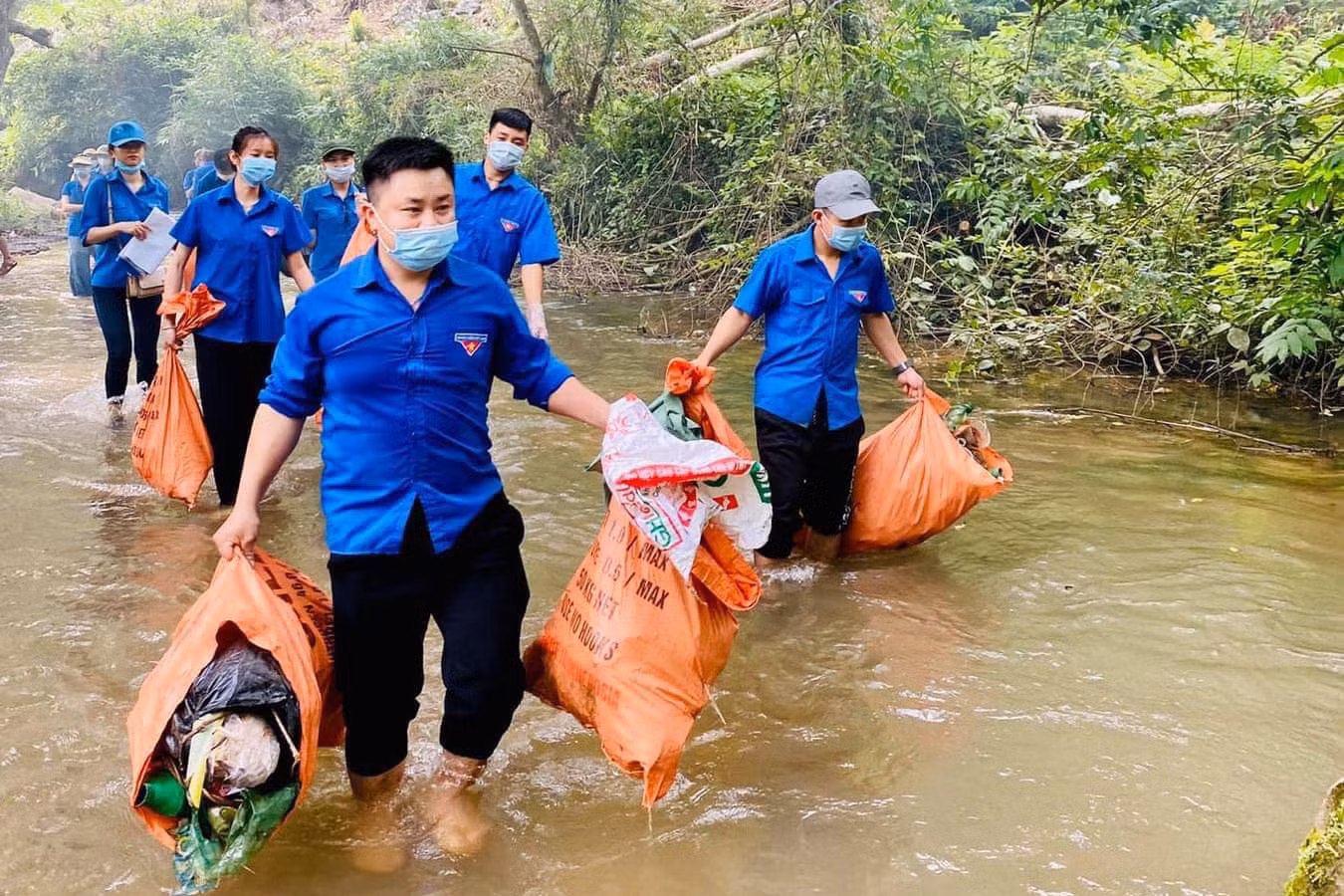 Bên cạnh đó, chương trình thực hiện trồng mới 6.270 cây xanh tại các tuyến đường đô thị; tổ chức 25 buổi dọn dẹp vệ sinh môi trường, khơi thông cống rãnh; bóc dỡ biển quảng cáo sai quy định. Bên cạnh đó, chương trình thực hiện trồng mới 6.270 cây xanh tại các tuyến đường đô thị; tổ chức 25 buổi dọn dẹp vệ sinh môi trường, khơi thông cống rãnh; bóc dỡ biển quảng cáo sai quy định.