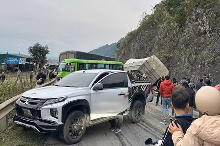 ...một chiếc ô tô bán tải, xe buýt và một xe máy.