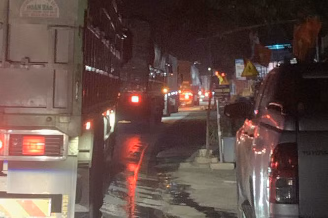 Đến khoảng 21h cùng ngày, đường Quốc lộ 6 đoạn qua vụ tai nạn vẫn bị ùn tắc.