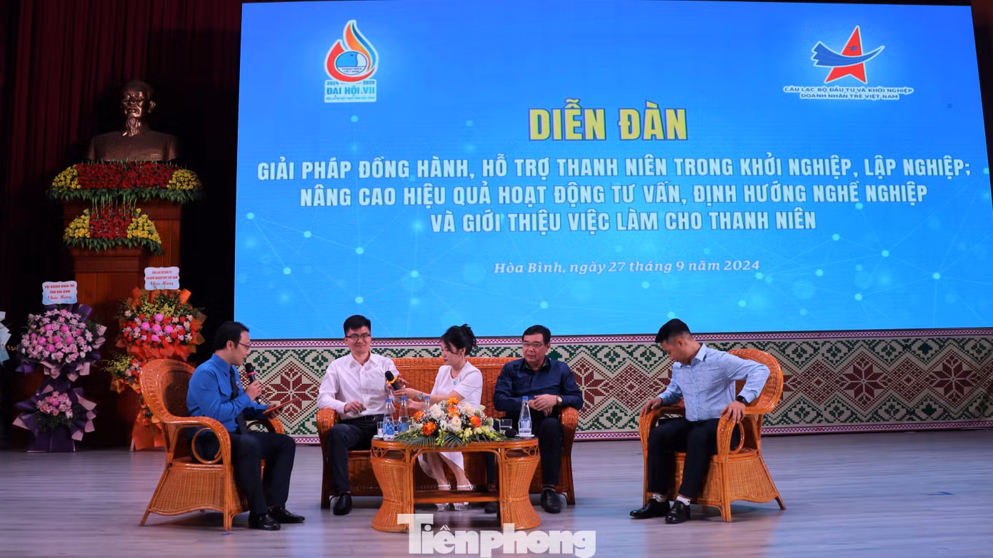 Tại diễn đàn, các khách mời là chủ doanh nghiệp, lãnh đạo các câu lạc bộ khởi nghiệp đã chia sẻ nhiều kinh nghiệm về quá trình lập, khởi nghiệp.