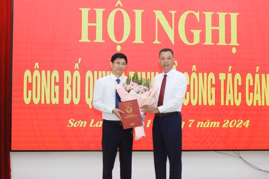 Tân Phó Giám đốc Sở Nông nghiệp và Phát triển nông thôn tỉnh Sơn La Vũ Tiến Đĩnh (bên trái) nhận quyết định. Ảnh: Báo Sơn La.