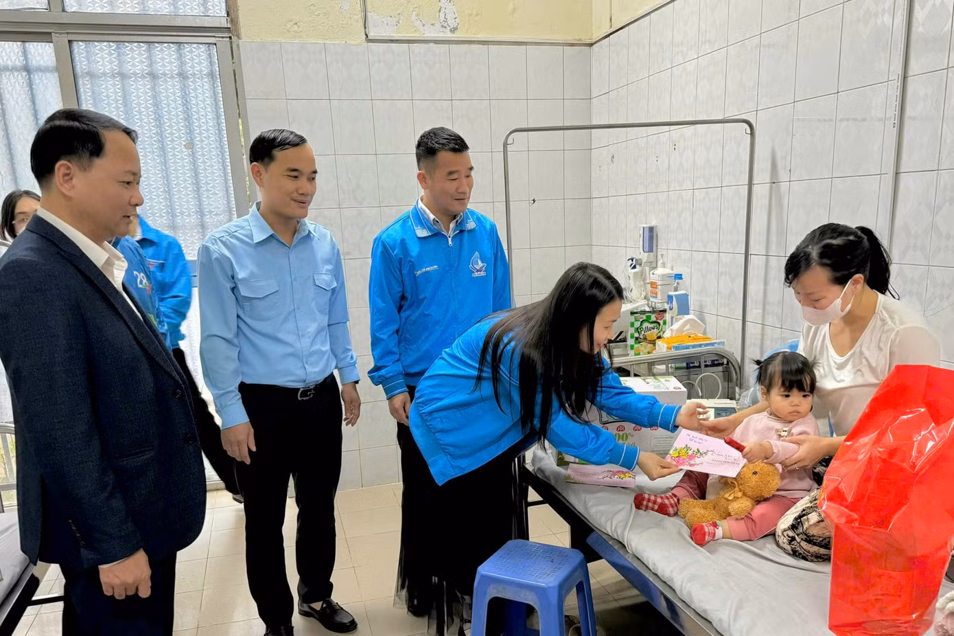 Đoàn hỗ trợ các bệnh nhân nhi có hoàn cảnh khó khăn.
