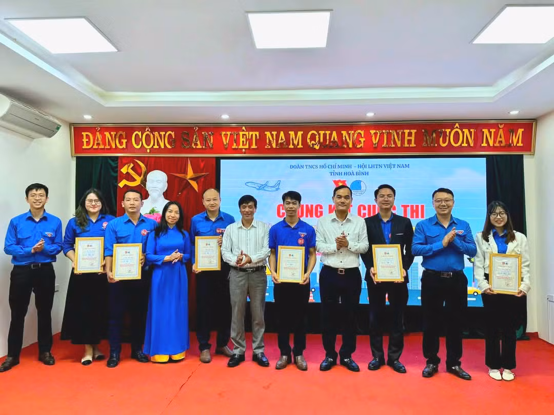 Ban tổ chức trao bằng khen cho 6 cá nhân, tập thể đạt giải thưởng tại chương trình.