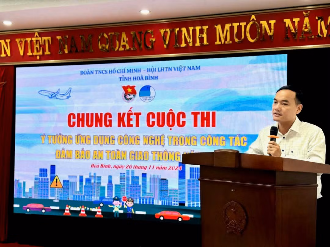 Anh Nguyễn Thành Luân - Phó Bí thư Tỉnh Đoàn Hòa Bình phát biểu tại chương trình.