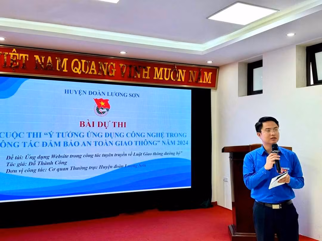 Anh Đỗ Thành Công - Phó Bí thư Huyện Đoàn Lương Sơn thuyết trình về mô hình “Ứng dụng Website trong công tác tuyên truyền về Luật Giao thông đường bộ”.