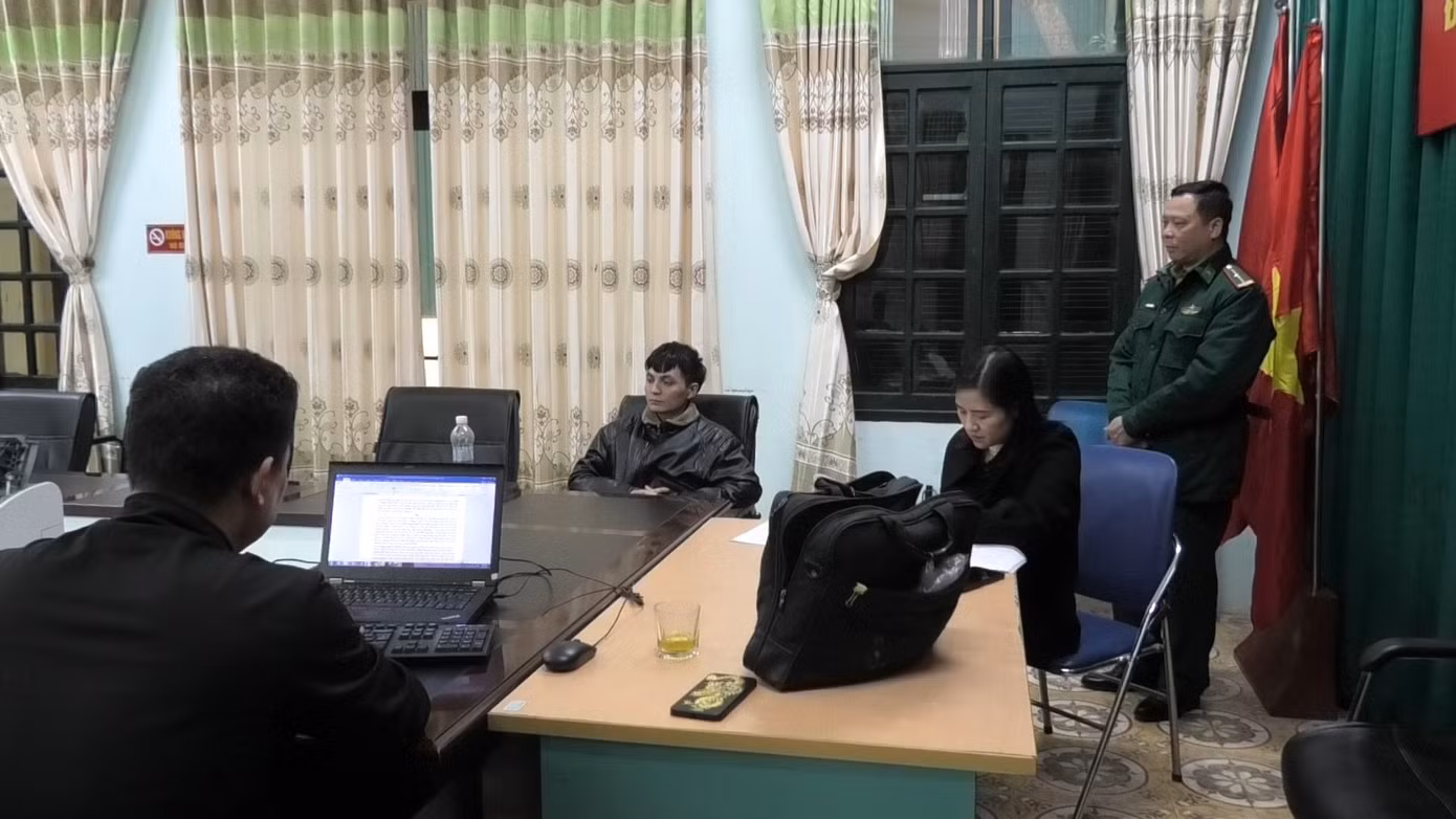 Đối tượng Tẩn Ông Cao làm việc với Đồn Biên phòng Trịnh Tường. Ảnh: Trung Dũng. Đối tượng Tẩn Ông Cao làm việc với Đồn Biên phòng Trịnh Tường. Ảnh: Trung Dũng.