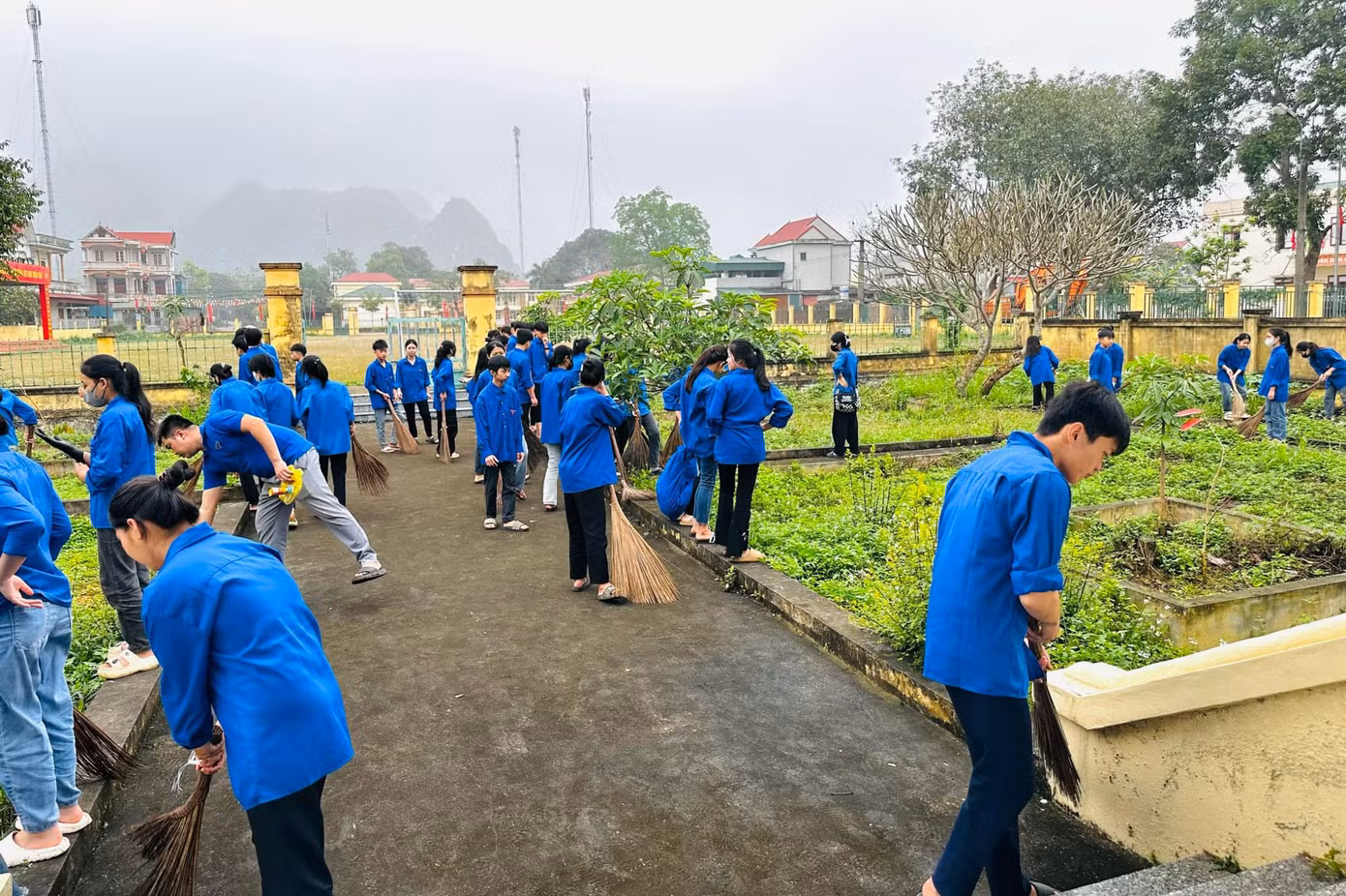 Các hoạt động cụ thể như ra quân dọn vệ sinh môi trường... Các hoạt động cụ thể như ra quân dọn vệ sinh môi trường...