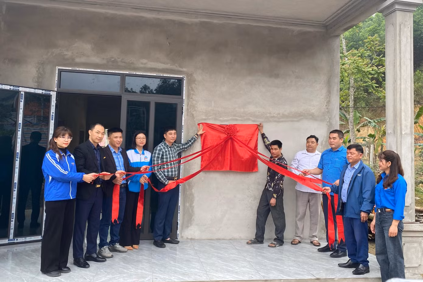 Ngoài ra, để hưởng ứng Ngày cao điểm chung tay xây dựng nông thôn mới, Tỉnh Đoàn đã phối hợp với Hội Doanh nhân trẻ tỉnh khánh thành công trình Nhà Nhân ái cho gia đình anh Bùi Văn Màng tại xóm Sào Vót, xã Lạc Sỹ, huyện Yên Thuỷ. Ngoài ra, để hưởng ứng Ngày cao điểm chung tay xây dựng nông thôn mới, Tỉnh Đoàn đã phối hợp với Hội Doanh nhân trẻ tỉnh khánh thành công trình Nhà Nhân ái cho gia đình anh Bùi Văn Màng tại xóm Sào Vót, xã Lạc Sỹ, huyện Yên Thuỷ.